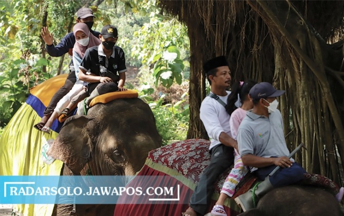 TEBAR SENYUMAN: Taman Satwa Taru Jurug jadi salah satu lokasi wisatawan yang jadi rujukan banyak wisatawan di momen libur Lebaran kali ini. (M. IHSAN/RADAR SOLO)
