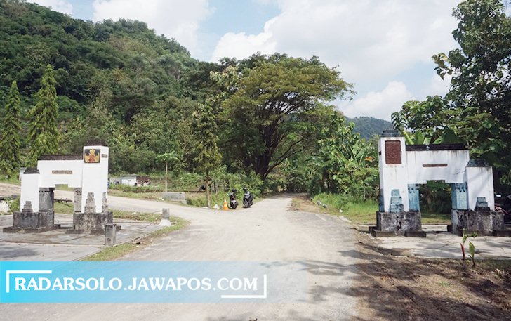 BUTUH PERHATIAN: Tugu tapal batas Keraton Jogjakarta (kiri) dan Keraton Kasunanan Surakarta (kanan) di perbatasan wilayah antara DIJ dan Jawa Tengah. (ANGGA PURENDA/RADAR SOLO)