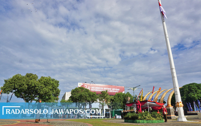 KHIDMAT: Upacara Hari Jadi Ke-276 Kabupaten Sragen di Alun-Alun Sasana Langen Putra, Jumat (27/5). (AHMAD KHAIRUDIN/RADAR SOLO)