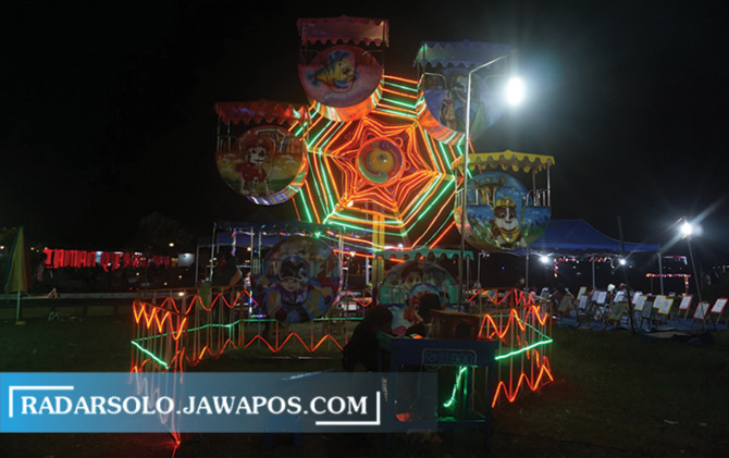 WISATA KELUARGA: Wahana bianglala Pasar Malam Rowo Jombor aman untuk anak-anak. Selain itu ada banyak wahana lainnya. (ANGGA PURENDA/RADAR SOLO)