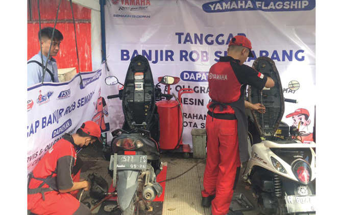 Yamaha DDS 3 Semarang menggelar service gratis dan penggantian oli gratis kepada korban banjir rob.