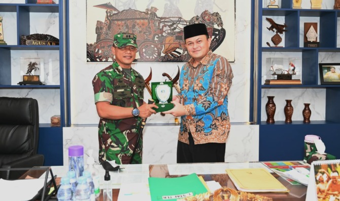 SINERGI: Komandan Kodim 0726/Sukoharjo Letkol Inf Agus Adhy Darmawan, S.I.P., M.I.Pol. memberikan cenderamata kepada Setiawan, S.M., M.Si, Senin (13/6/2022).