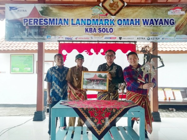 LESTARIKAN KESENIAN: Dari kanan, Ketua AFFCO Solo Wilson Limawan, Program Manager KBA Fairuzaabbady, Kades Sidowarno Joko Sumarno, dan Ketua KUBE Bima Mamik Raharjo hadiri launching landmark Joglo Omah Wayang di Dusun Butuh, Desa Sidowarno, Kecamatan Wono