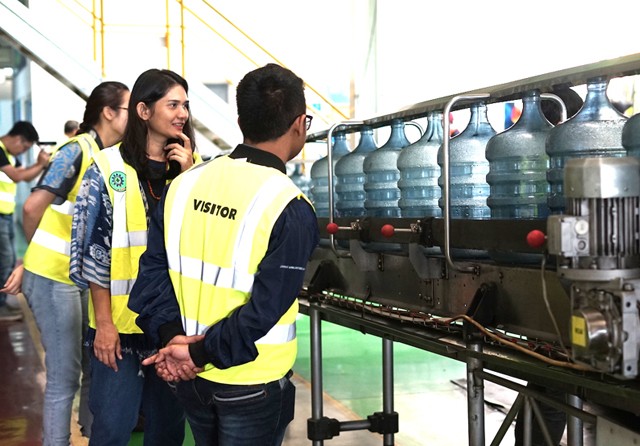 PASAR STABIL: Konsumen melihat proses produksi AMDK di pabrik Bogor. (Agfi Sagittian/Jawa Pos)