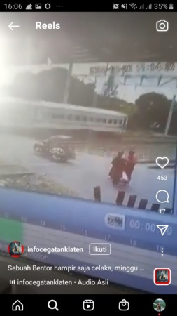 LOLOS DARI MAUT: Tangkapan layar video bentor yang nyaris tertabrak kereta api di perlintasan sebidang Srowot, Desa Gondangan, Kecamatan Jogonalan. (ISTIMEWA)