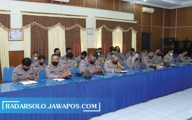TURUN TANGAN: Bhabinkamtibmas Polres Sukoharjo ikuti sosialisasi gejala dan penanganan PMK di aula mapolres setempat, Selasa (31/5). (IWAN KAWUL/RADAR SOLO)