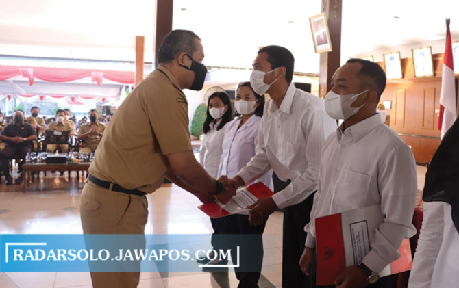 LEGA: Bupati Wonogiri Joko Sutopo menyerahkan SK kepada perwakilan guru PPPK di pendapa rumah dinas bupati Wonogiri, Senin (27/6). (IWAN ADI LUHUNG/RADAR SOLO)