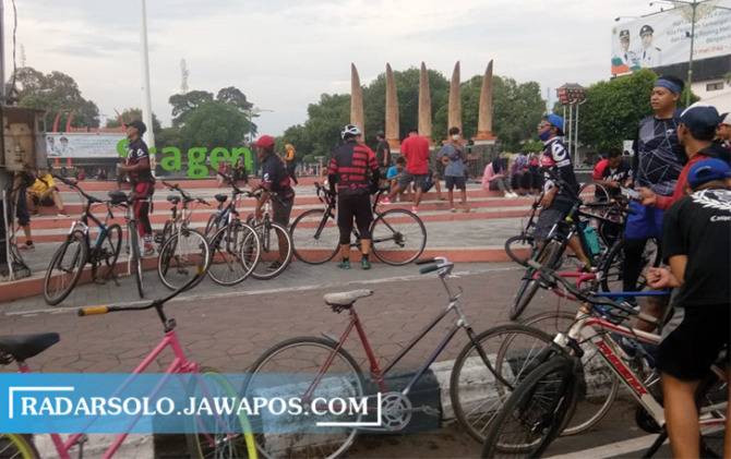 TANPA ASAP: Pesepeda memanfaatkan CFD Sragen untuk berolahraga. Foto diambil sebelum pandemi. (AHMAD KHAIRUDIN/RADAR SOLO)