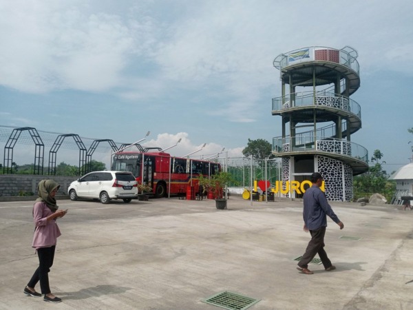 DESTINASI ANYAR: Bus cafe dan menara pandang di kawasan embung Desa Juron, Nguter, Sukoharjo, kemarin (17/6). Foto bawah, museum peralatan memasak nusantara. (ISTIMEWA)
