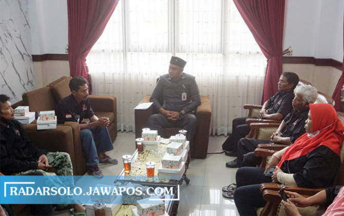 TERBUKA: Ketua DPRD Klaten Hamenang Wajar Ismoyo menerima audensi dari Sanggar Kebangsaan di ruang kerjanya pada awal Juni lalu. (ANGGA PURENDA/RADAR SOLO)
