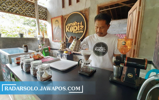 NAIK DAUN: Biji kopi lokal Dusun Ngemplak, Banyuanyar, Boyolali lebih berkualitas berkat sentukan Eko Budi Suroso. (RAGIL LISTIYO/RADAR SOLO)