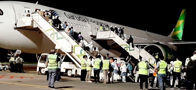 BERANGKAT: Calon jamaah haji (CJH) diberangkatkan ke Tanah Suci dari Bandara Internasional Adi Soemarmo, Sabtu (4/6) dini hari. (ISTIMEWA)