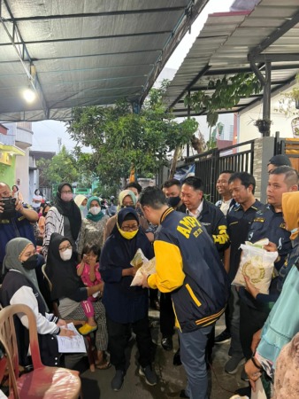 AKSI SOSIAL: Pengurus AMPI serahkan bantuan kepada warga Kelurahan Sumber, Kecamatan Banjarsari, Rabu (22/6). (ISTIMEWA)