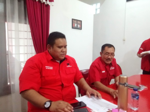 AKTIF: Ketua DPC PDI Perjuangan Sragen Untung Wibowo di sela kesibukannya. (AHMAD KHAIRUDIN/RADAR SOLO)