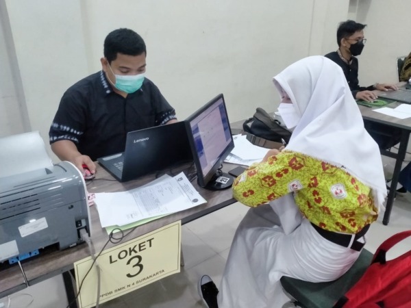 Suasana pelaksanaan pendaftaran peserta didik baru di SMKN 4 Surakarta (SEPTIAN REFVINDA ARGIANDINI/RADAR SOLO)