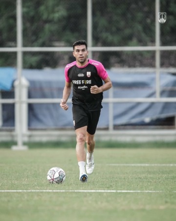 OPTIMISTIS: Centerback naturalisasi Persis Solo Fabiano Beltrame berlatih di Lapangan Sriwaru, belum lama ini. (OFFICIAL PERSIS SOLO)