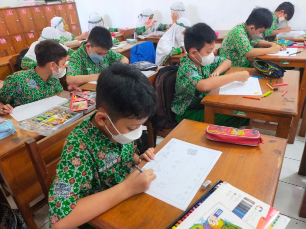 LULUSAN BANYAK: Proses pembelajaran tatap muka (PTM) di SD Muhammadiyah PK Kota Barat. Lulusan SD di kota Solo mencapai 11.000 siswa. (RADAR SOLO PHOTO)