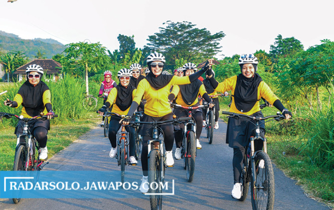 TEROBOSAN: Peserta Explore Wedi menikmati gowes. Foto kanan, peserta sedang antre makan bubur gempol khas Pasar Gempol, Kadilanggon, Wedi.  (ANGGA PURENDA/RADAR SOLO)