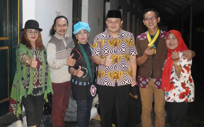 Setiawan AD 1 PM (tiga dari kanan) bersama para penyanyi senior orkes keroncong Alunan Semut Ireng Pura Mangkunegaran, Sabtu (11/6/2022).