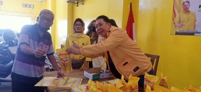PEDULI: Henry Indraguna gelar kegiatan sosial yakni tebus minyak goreng dengan harga lebih murah dari harga pasaran. Dengan bayar Rp 15. 000 warga bisa ambil migor tersebut. (A. CHRISTIAN/RADAR SOLO)