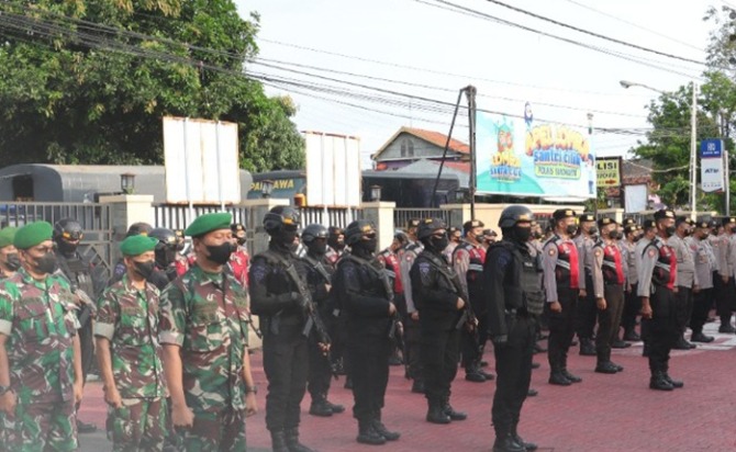 SIAGA: Ratusan pasukan gabungan mengikuti apel pengamanan di Polres Sukoharjo untuk ikut membantu pengamanan kompetisi Piala Presiden 2022. (IWAN KAWUL/RADAR SOLO)