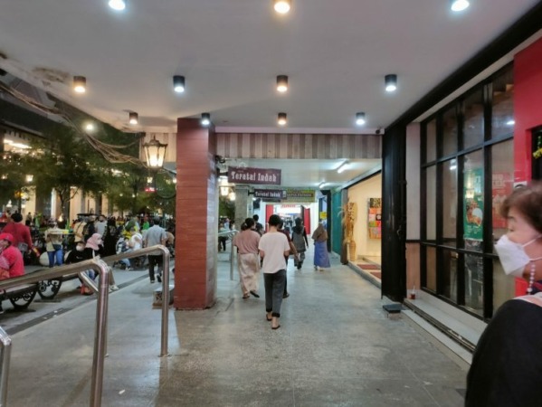 Suasana Jalan Malioboro saat ini. Para PKL direlokasi ke area khusus. (Rian Alfianto/JawaPos.com)