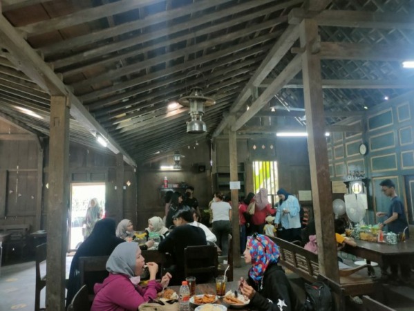 Suasana Warung Kopi Klotok, tempat nongkrong yang hits di Jogjakarta. (Rian Alfianto/JawaPos.com)