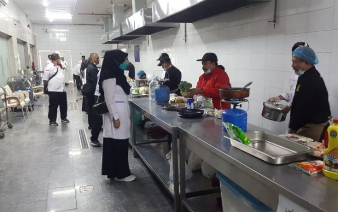 Petugas meninjau dapur penyedia layanan katering bagi jamaah haji Indonesia di Kota Madinah, Arab Saudi. (ANTARA)