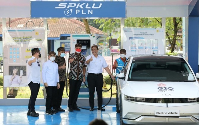Menko Marinves Luhut Binsar Pandjaitan, Gubernur Jateng Ganjar Pranowo serta rombongan menjajal bus listrik buatan INKA di sela-sela peresmian kawasan Borobudur sebagai destinasi wisata ramah lingkungan.