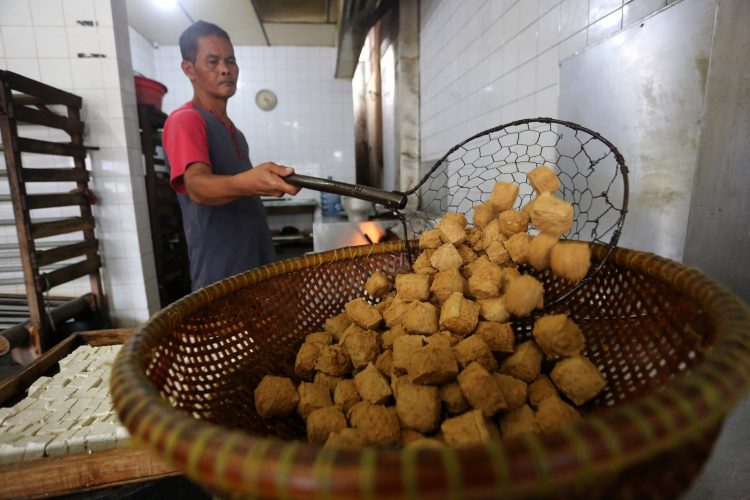 Tahu Bungkeng 1917 khas Sumedang. (SALMAN TOYIBI/JAWAPOS)