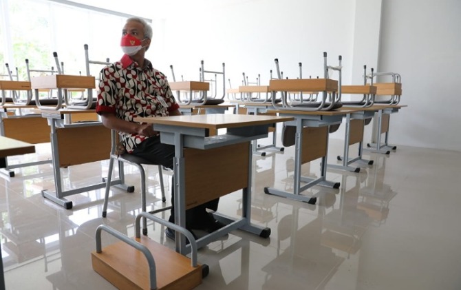 Gubernur Jateng Ganjar Pranowo duduk di salah satu ruang kelas SMAN Tawangmangu, yang diresmikan hari ini (15/6).
