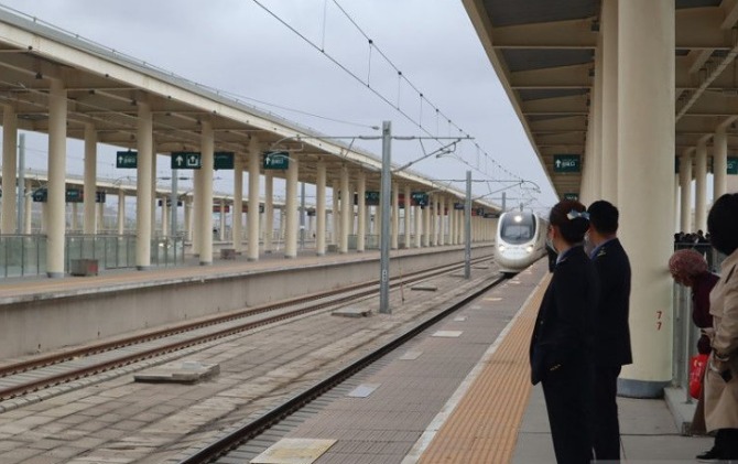 Sejumlah penumpang bersiap menaiki kereta api cepat dari stasiun Kota Turban, Daerah Otonomi Xinjiang, Tiongkok. (ANTARA)