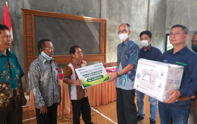 Perum Perhutani KPH Surakarta menyerahkan dua mesin jahit bagi penyandang disabilitas di Balai Desa Ngadiroyo, Wonogiri.