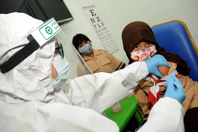 ILUSTRASI: Dokter memberikan imunisasi campak kepada anak (Dery Ridwansah/JawaPos.com)