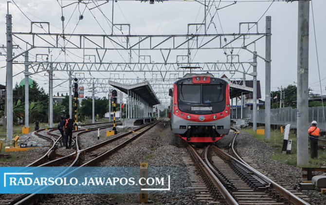 TRANPORTASI MASAL: Uji coba KRL di Stasiun Palur belum lama ini. Kegiatan tersebut akan berakhir Minggu (25/6) dan dilanjutkan operasional komersial pertengahan Juli. (M. IHSAN/RADAR SOLO)