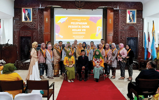CETAK GENERASI UNGGUL: Kepala SMK Bhakti Karya Karanganyar Sutarno (duduk tengah) bersama para lulusan saat pelepasan di Gedung Paripurna DPRD Karanganyar, Sabtu (18/6). (ISTIMEWA)
