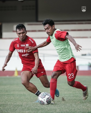 TARGET TINGGI: Striker Persis Solo Ferdinand Sinaga (kiri) dan Sunawan Rusni berlatih di Stadion Sriwedari, belum lama ini. (ISTIMEWA)