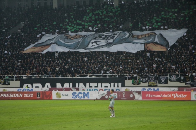 Ilustrasi koreografi Brigata Curva Sud saat mendukung PSS Sleman berlaga di ajang Piala Presiden 2022 di Stadion Manahan Solo. (M. IHSAN/RADAR SOLO)