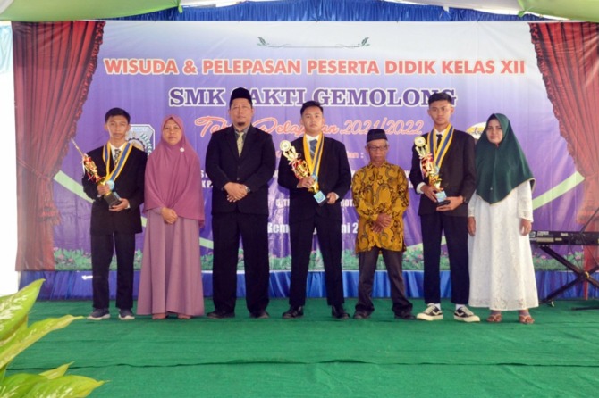 APRESIASI: Siswa berprestasi menerima reward saat Wisuda dan Pelepasan Peserta Didik Kelas XII, 4 Juni lalu. (ISTIMEWA)