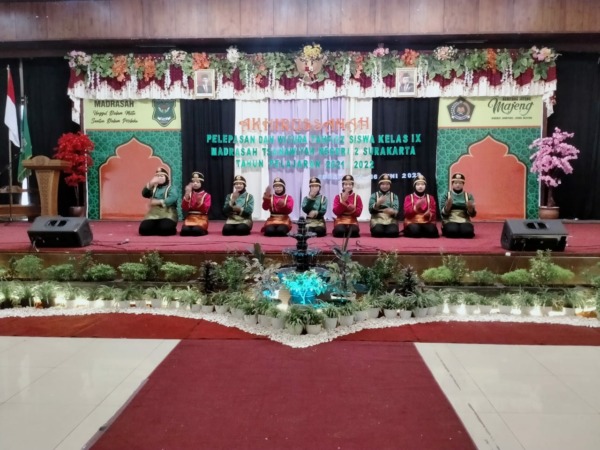 BEKAL AGAMA KUAT: Wisuda Tahfidz dan Akhirussanah MTSN 2 Surakarta, kemarin (16/6).  (ISTIMEWA)