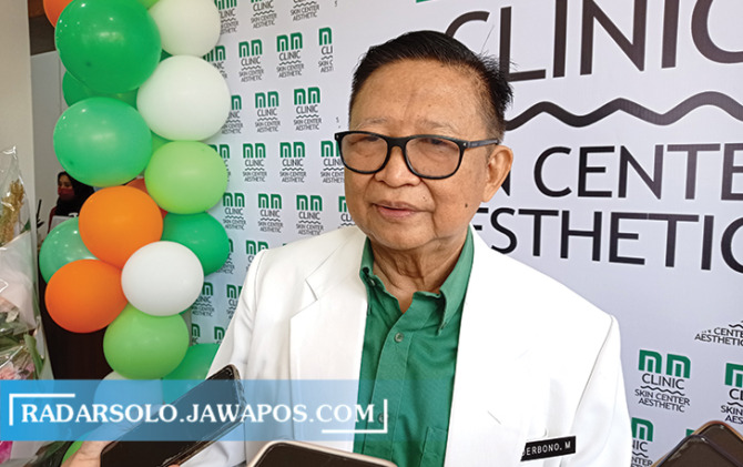 ENERGIK: Moerbono Mochtar di cabang klinik miliknya. (SEPTINA FADIA PUTRI/RADAR SOLO)