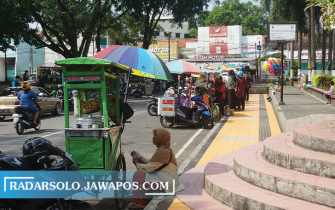 DITATA: Sejumlah PKL bertahan di Alun-Alun Klaten sisi Taman Kota, Jumat (17/6). (ANGGA PURENDA/RADAR SOLO)