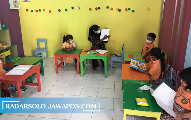 PERIODE EMAS: Pembalajaran tatap muka di salah satu taman kanak-kanak dan PAUD di Kota Solo, belum lama ini. Usia ini sebaiknya jangan ditekan belajar calistung. (SEPTIAN REFVINDA/RADAR SOLO)