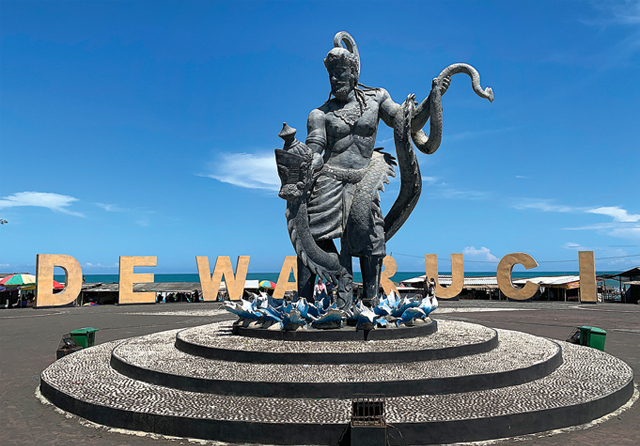 MENGANDUNG CERITA: Patung Dewa Ruci setinggi 6 meter menjadi salah satu ikon destinasi yang juga dikenal dengan nama Pantai Jatimalang tersebut. (Ilham Dwi Ridlo Wancoko/Jawa Pos)