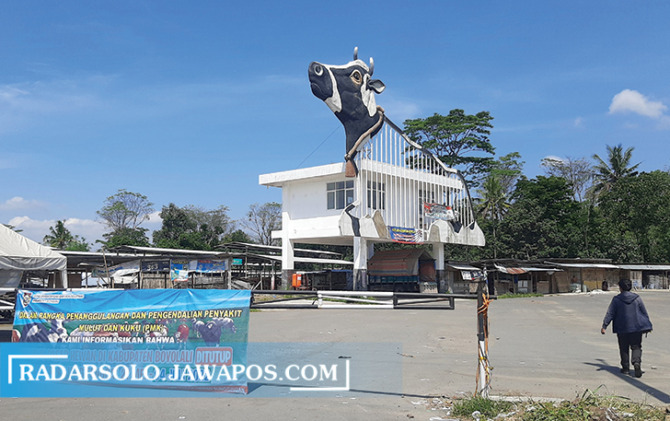 SEPI: Masyarakat melintas di kawasan Pasar Hewan Jelok, Cepogo. (RAGIL LISTIYO/RADAR SOLO)