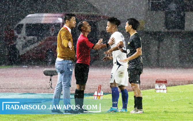 KECEWA: Pelatih Dewa United Nil Maizar (kiri) memprotes wasit saat melawan PSIS di Stadion Manahan, Jumat (17/6).  (M. IHSAN/RADAR SOLO)