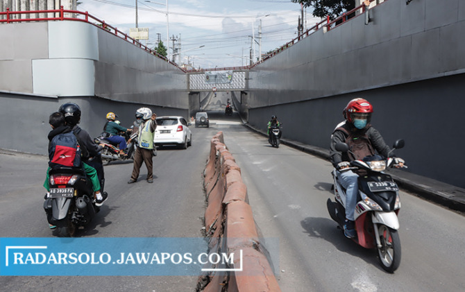 SAFETY RIDING: Pengendara melintas di Underpass Makamhaji. Korlantas Polri mengimbau pemotor memakai sepatu saat berkendara. (M. IHSAN/RADAR SOLO)