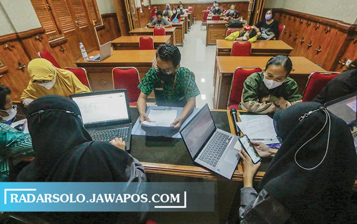 RAMAI: Suasana posko aduan PPDB di Dinas Pendidikan Kota Surakarta, Selasa (14/6). (M. IHSAN/RADAR SOLO)