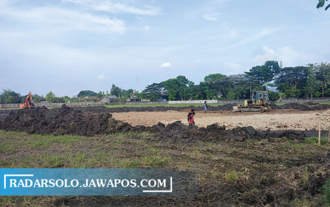 DIAWASI: Proyek pembangunan Pasar Nglangon dikebut. Pelaksana proyek diingatkan tidak cari celah mendapatkan keuntungan lebih dari 15 persen. (AHMAD KHAIRUDIN/RADAR SOLO)