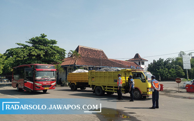 KETERTIBAN: Petugas gabungan dishub dan Satlantas Polresta Sukoharjo memeriksa kendaraan di Terminal Sukoharjo Senin (6/6). (IWAN KAWUL/RADAR SOLO)